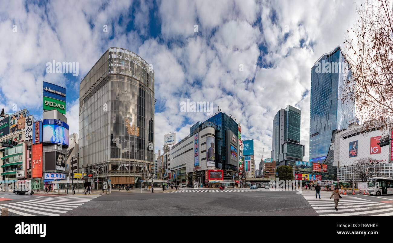 Una foto panoramica dello Shibuya Crossing, presa dal livello della strada, a Tokyo Foto Stock