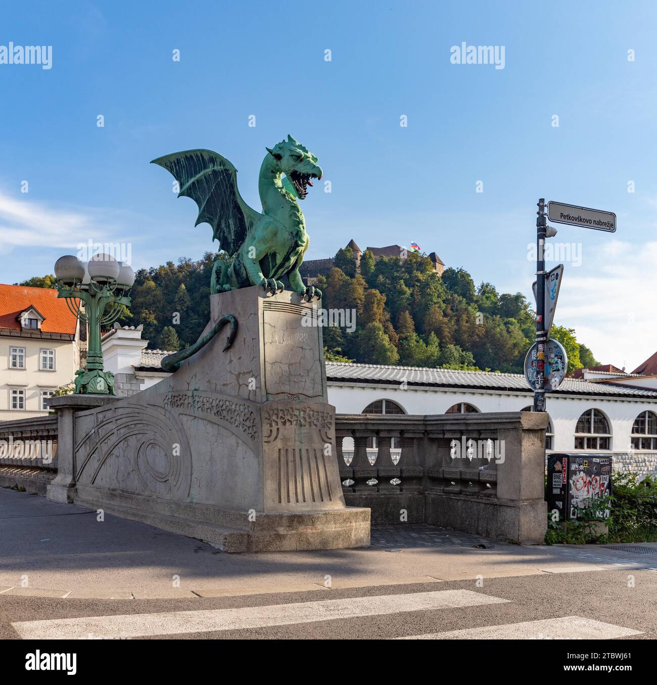 Una foto di uno dei draghi che decorano il Ponte del Drago Foto Stock