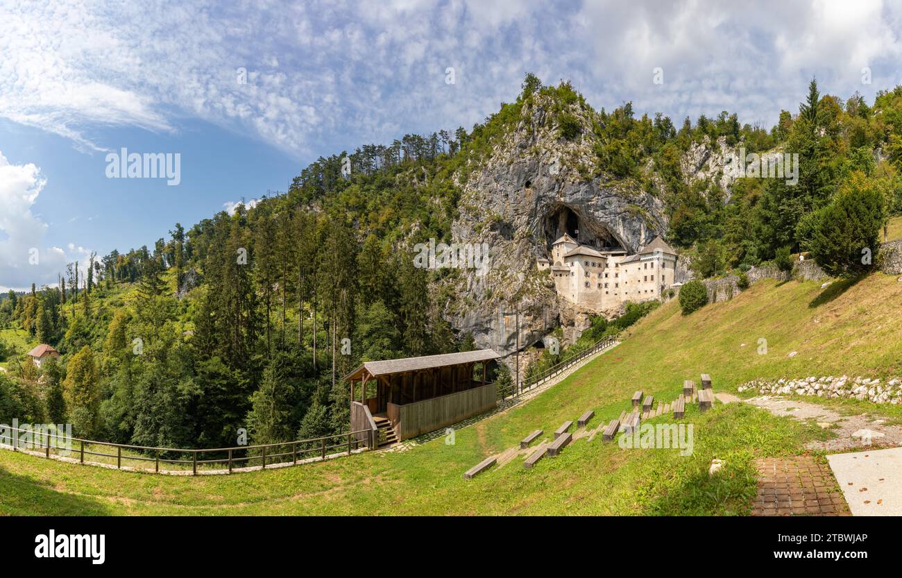 Una foto panoramica del Castello di Predjama e del paesaggio circostante Foto Stock