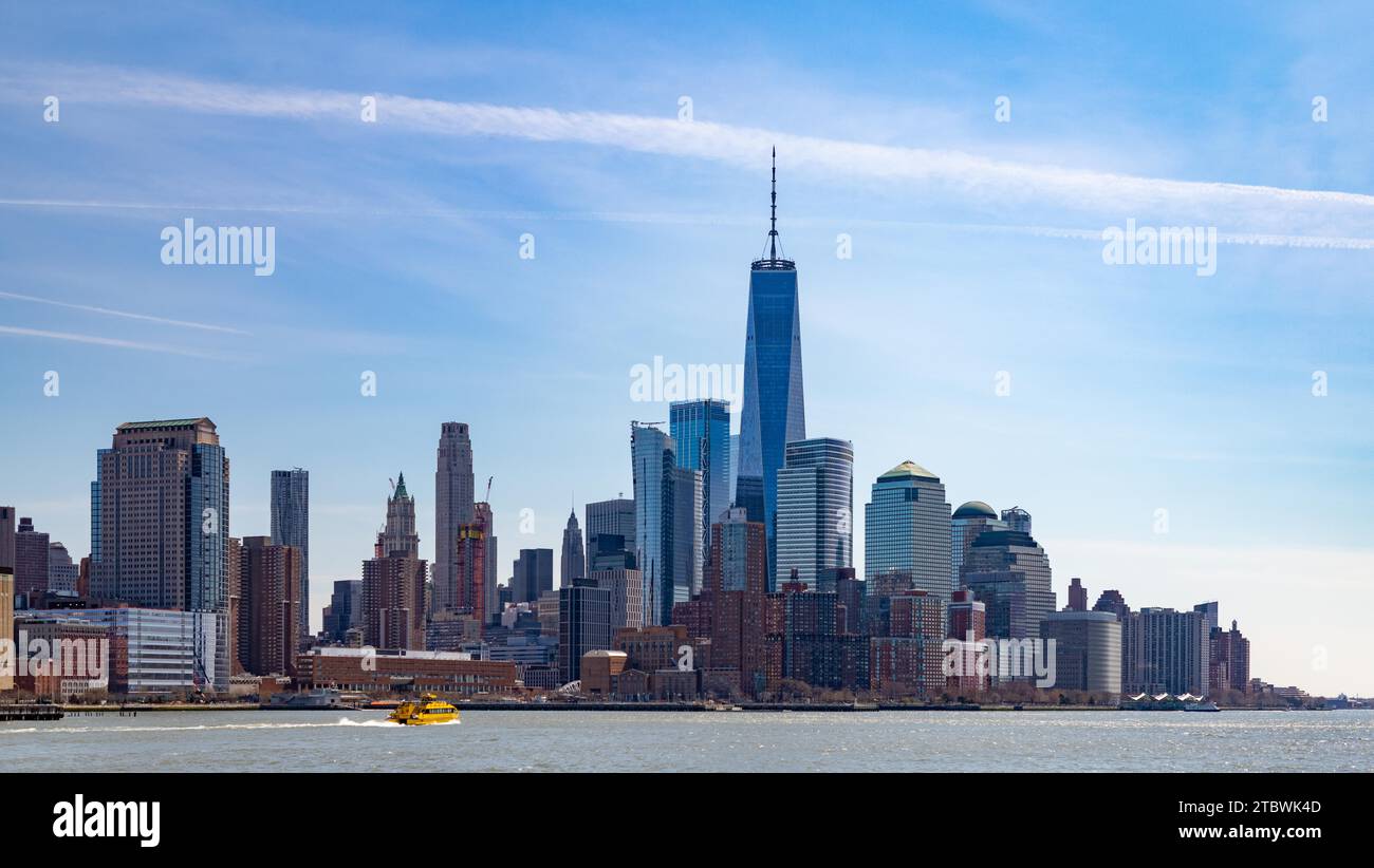 Una foto degli edifici a Lower Manhattan sovrastati dal One World Trade Center Foto Stock