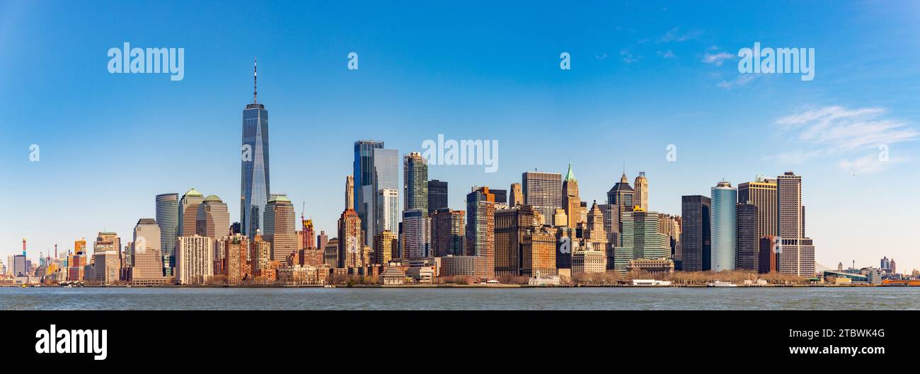 Una foto panoramica degli edifici a Lower Manhattan torreggiati dal One World Trade Center Foto Stock