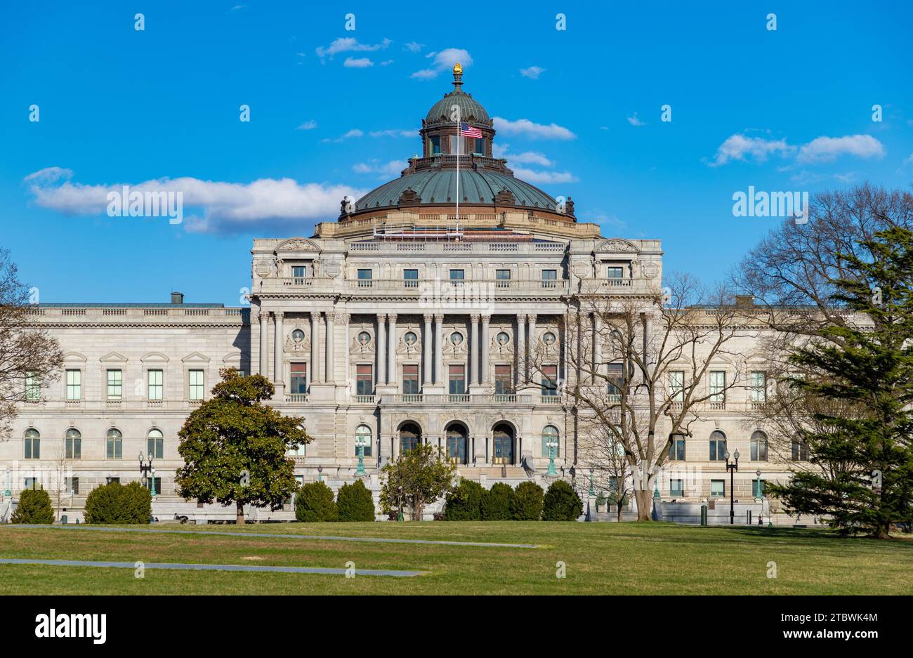 Una foto dell'edificio della Biblioteca del Congresso vista dal prato dall'altra parte della strada Foto Stock