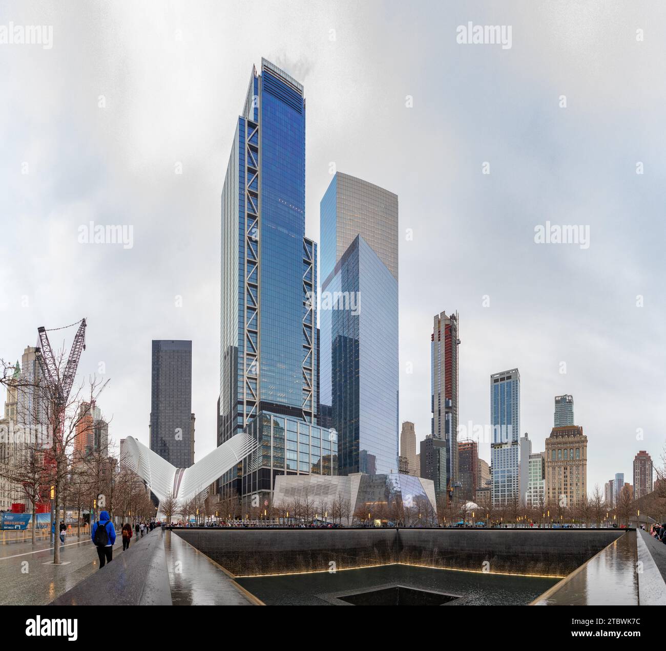 Una foto della 9 11 Memorial South Pool e di alcuni edifici del complesso del World Trade Center Foto Stock
