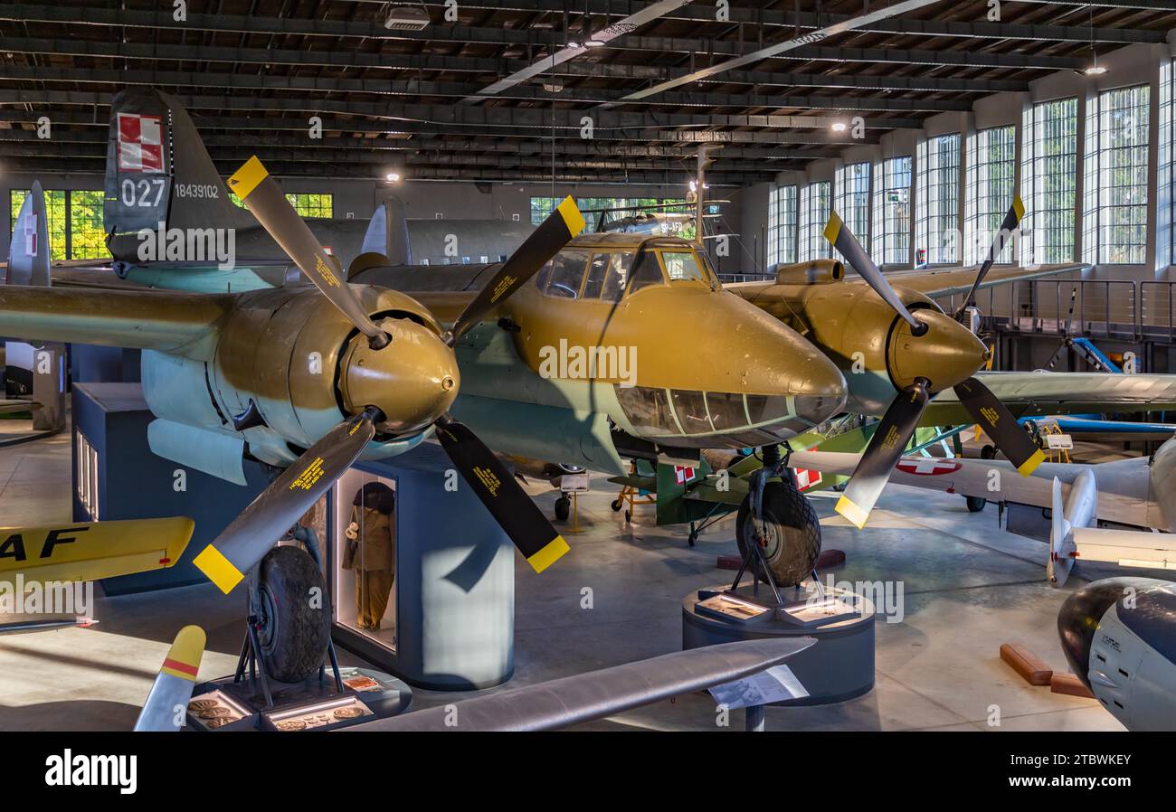 Una foto del Tupolev tu-2S all'interno dell'hangar principale del Museo dell'aviazione polacca Foto Stock