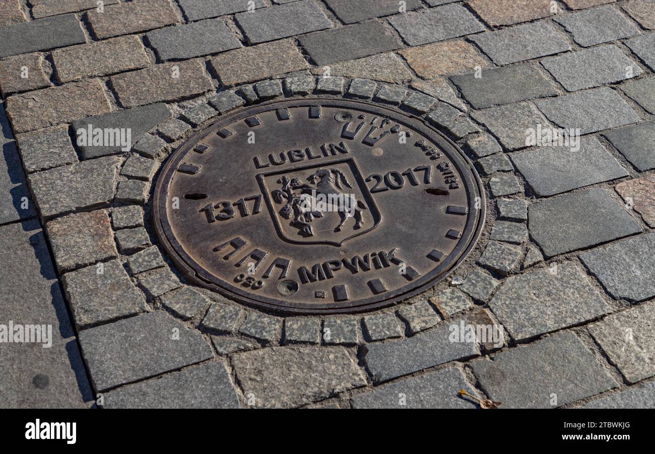 Un'immagine di un tombino decorato a Lublino Foto Stock