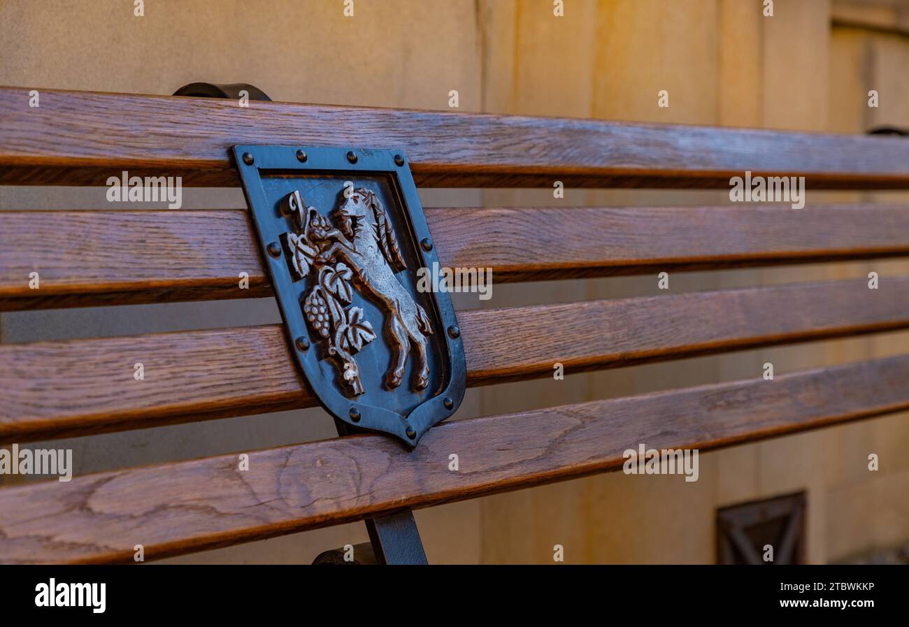 Una foto dello stemma di Lublino decorato su una panchina Foto Stock