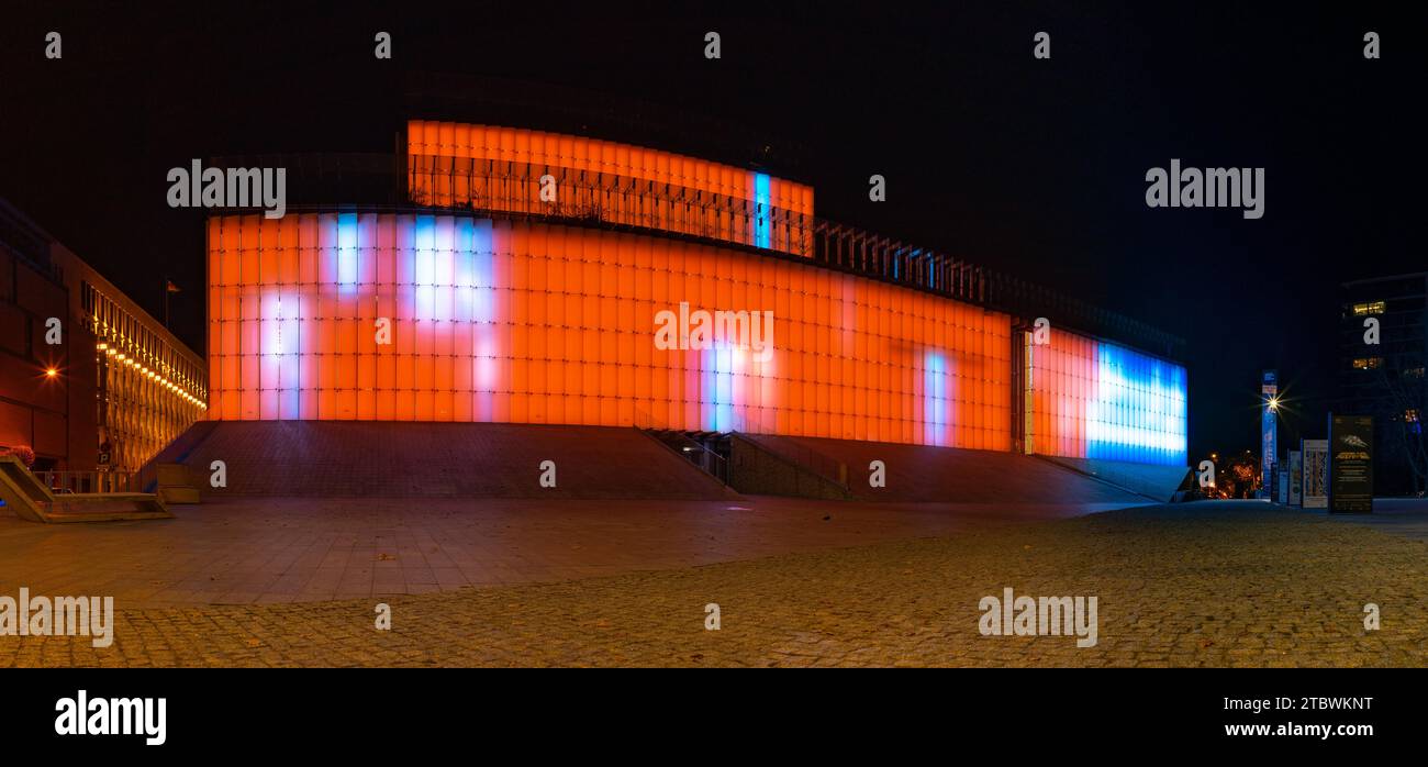 Una foto dello spettacolo di luci del Centro per l'incontro delle culture a Lublino di notte Foto Stock