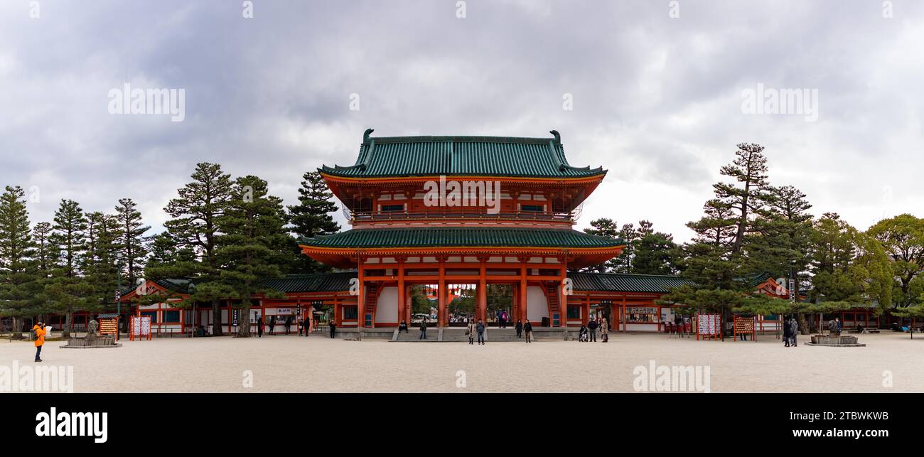 Una foto del cancello principale del Santuario Heian Foto Stock