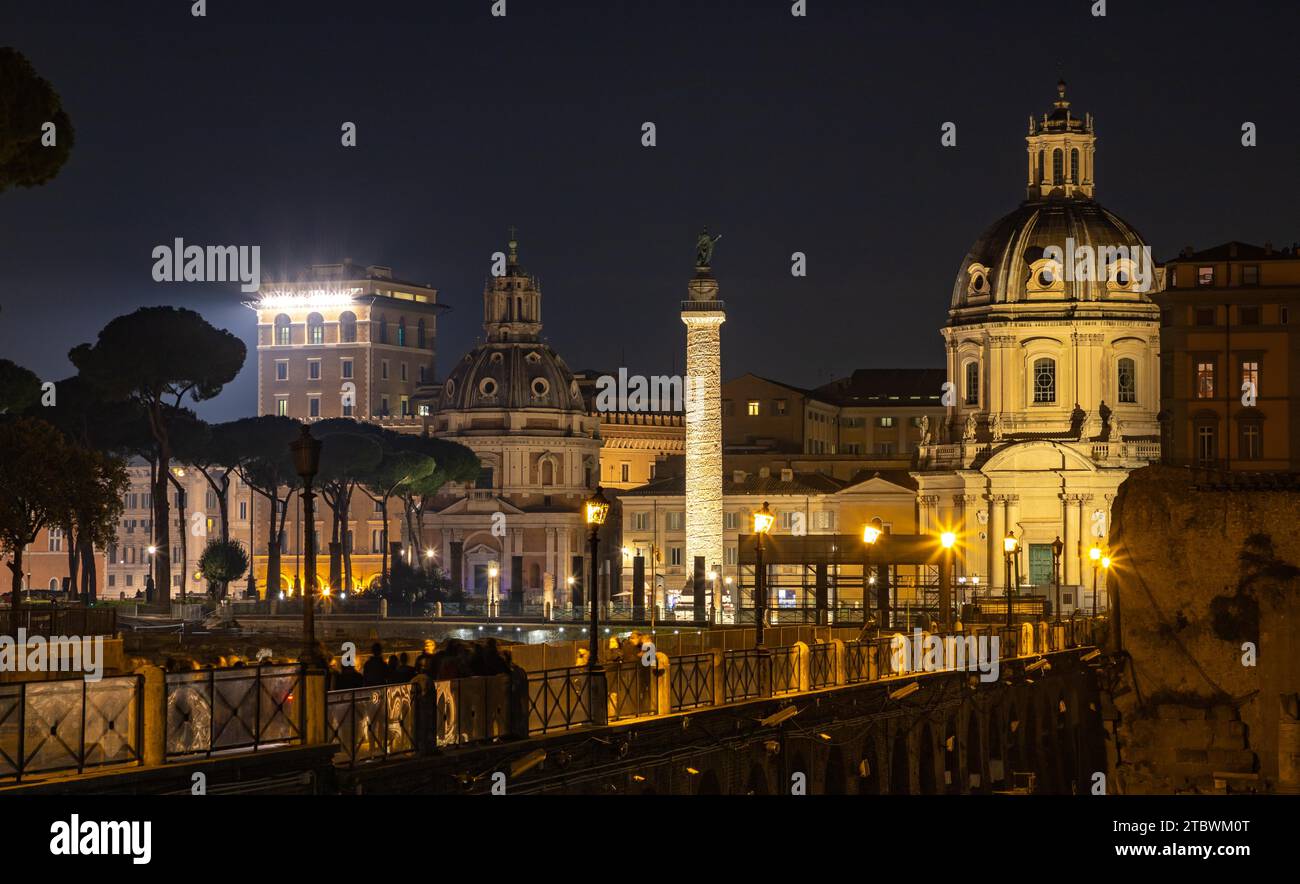 Una foto della colonna Traiana, della Chiesa di Santa Maria di Loreto e della Chiesa del Santissimo nome di Maria al foro Traiano di notte Foto Stock