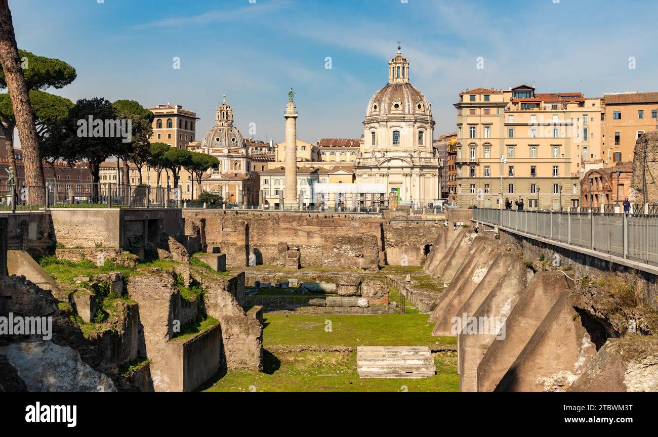 Un quadro della colonna Traiana, della Chiesa di Santa Maria di Loreto e della Chiesa del Santissimo nome di Maria al foro Traiano Foto Stock