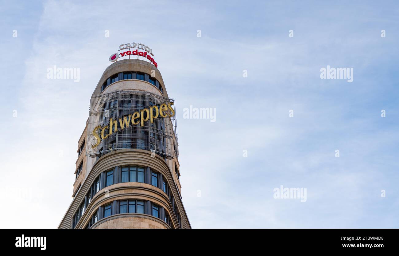 Una foto del famoso cartello Schweppes in una torre di Madrid Foto Stock