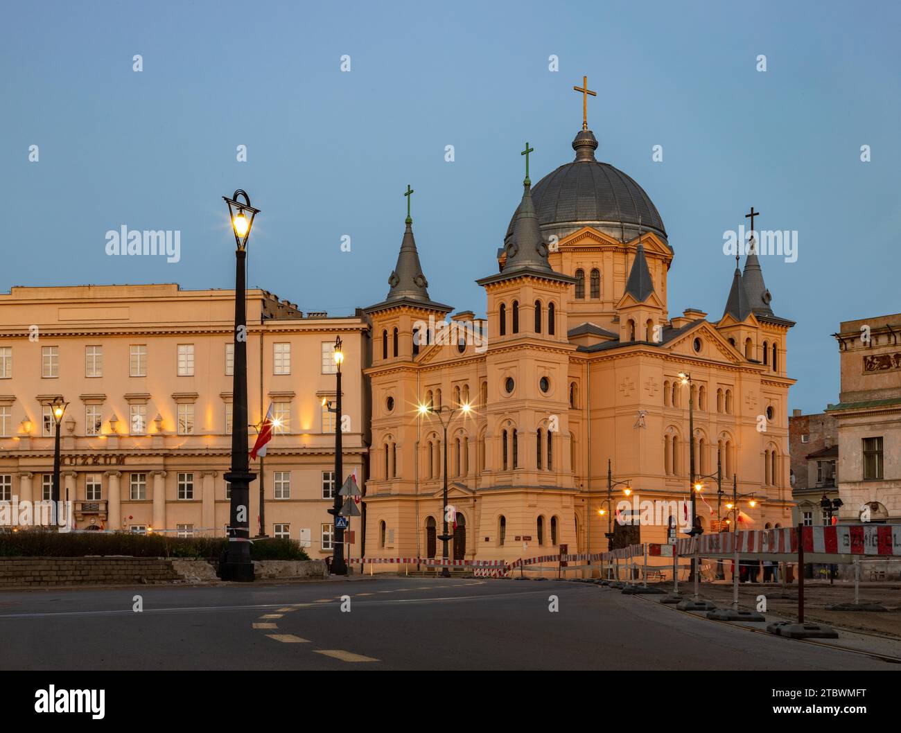 Una foto della Piazza della libertà, in 'od', che presenta la Chiesa della discesa dello Spirito Santo in 'od', al tramonto Foto Stock