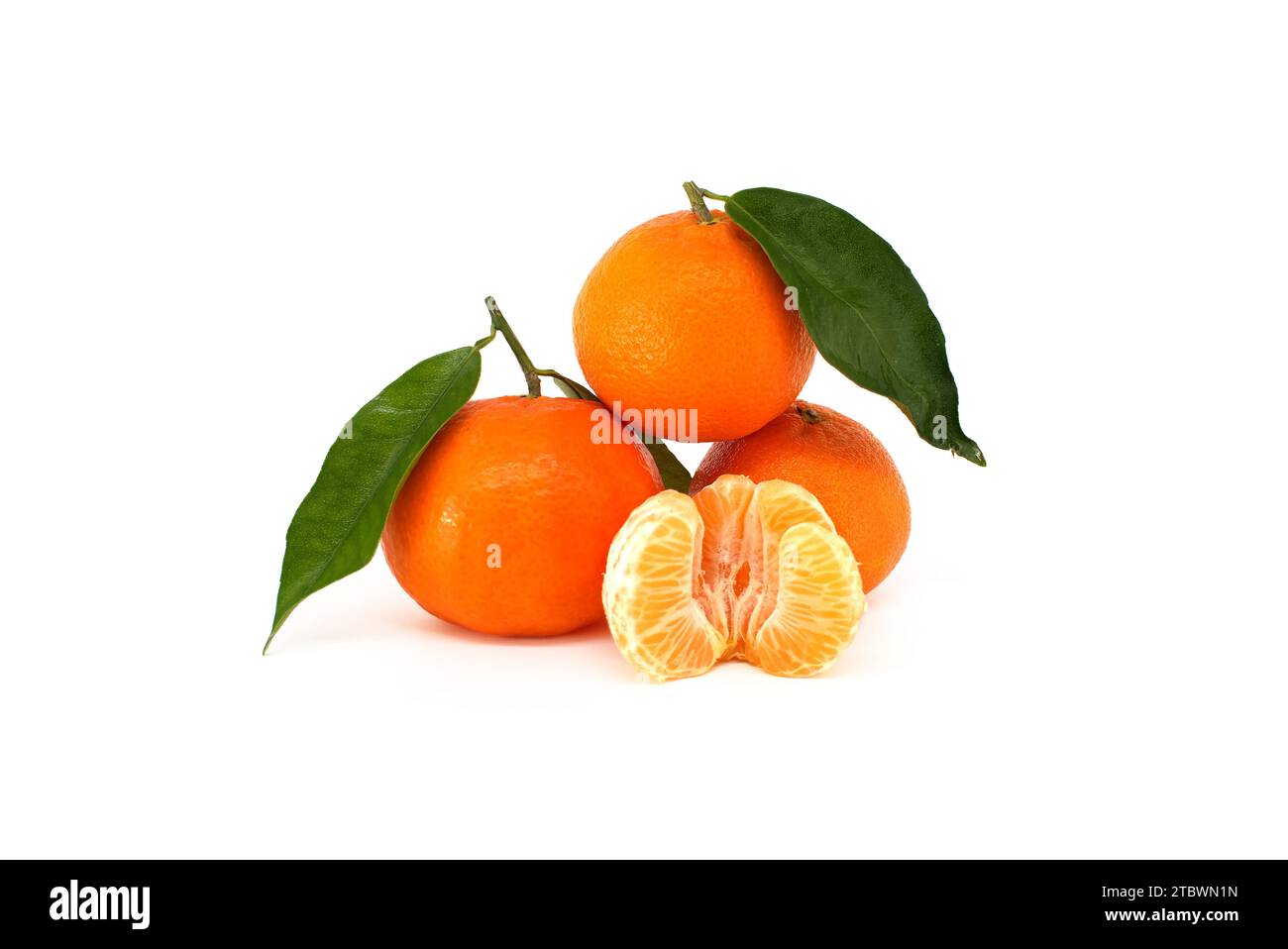 Mandarini, clementine o mandarini frutti d'arancia con foglie verdi, segmenti sbucciati posti di fronte isolati su sfondo bianco Foto Stock