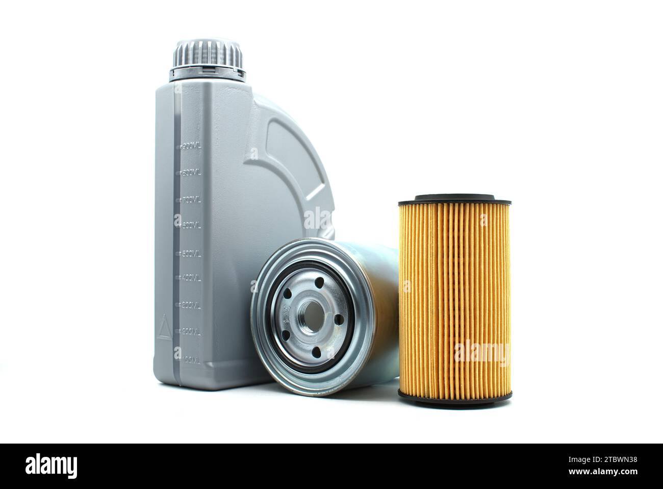 Filtri dell'olio motore e dell'olio isolati su sfondo bianco. Manutenzione di automobili, industria automobilistica o sostituzione di olio e filtro Foto Stock
