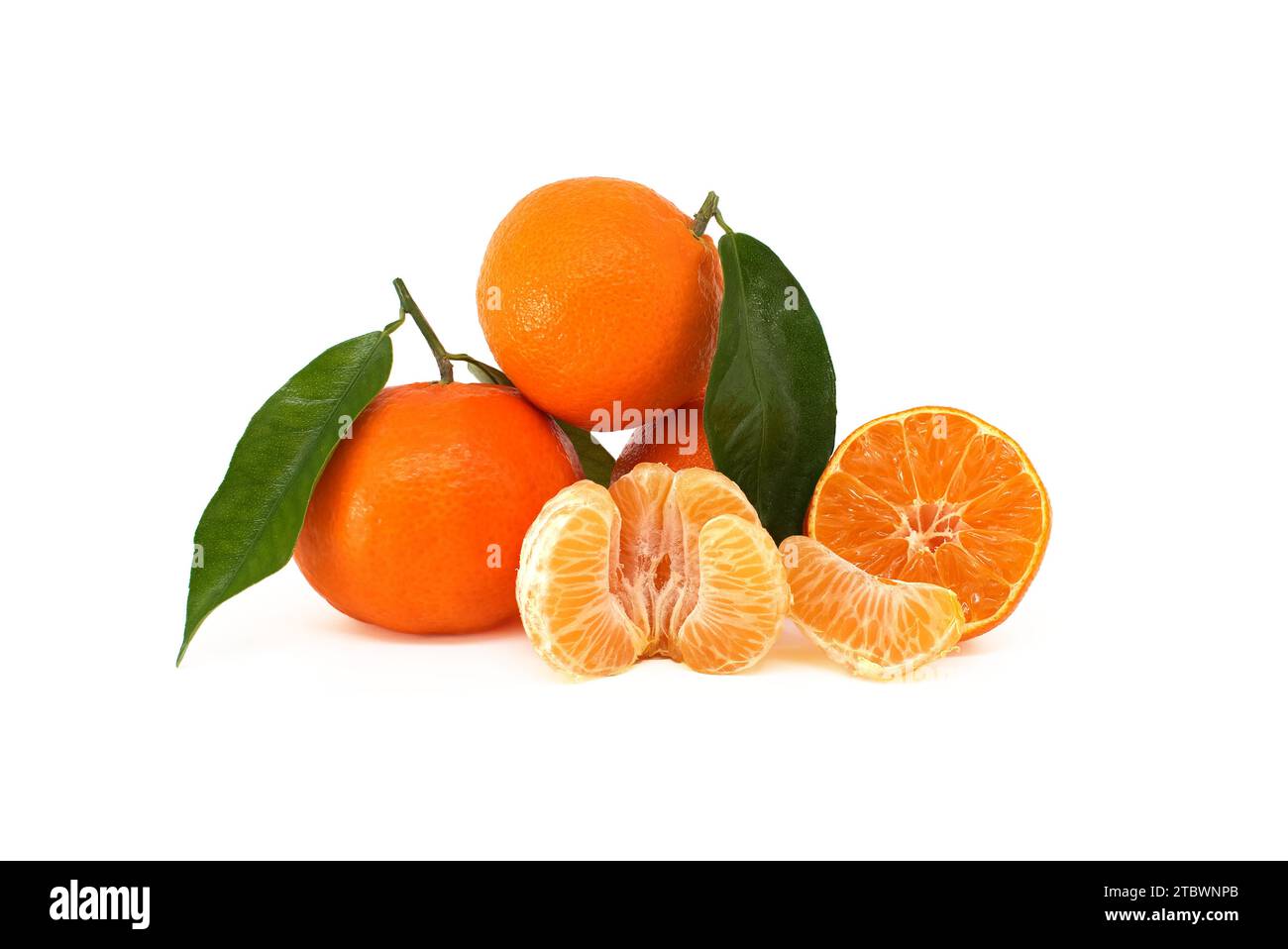 Mandarino, clementine o mandarino con foglie verdi, segmenti sbucciati e agrumi tagliati a metà, isolati di fronte su bianco Foto Stock
