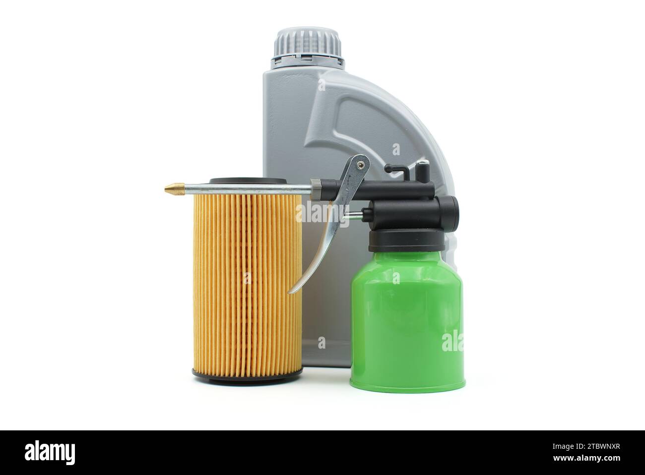 Olio motore, lubrificatore a mano e filtri dell'olio isolati su sfondo bianco. Manutenzione di automobili, industria automobilistica o sostituzione di olio e filtro Foto Stock