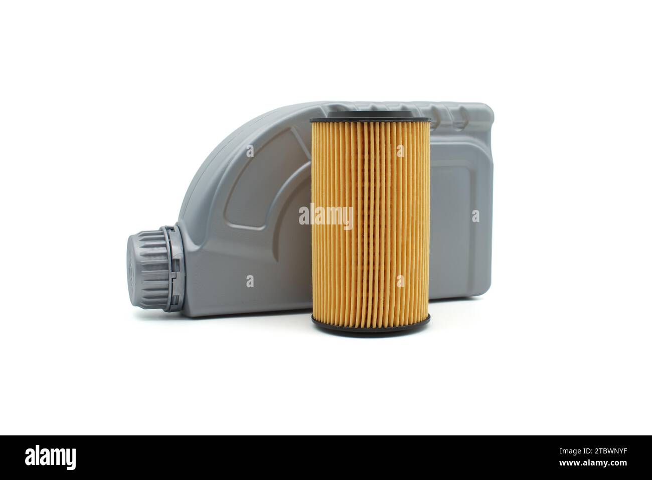 Filtri dell'olio motore e dell'olio isolati su sfondo bianco. Manutenzione di automobili, industria automobilistica o sostituzione di olio e filtro Foto Stock