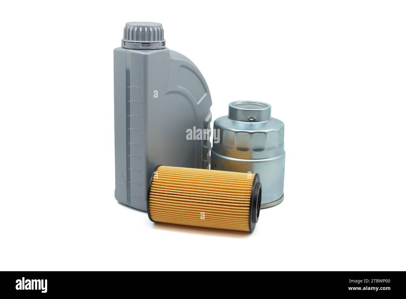 Filtri dell'olio motore e dell'olio isolati su sfondo bianco. Manutenzione di automobili, industria automobilistica o sostituzione di olio e filtro Foto Stock