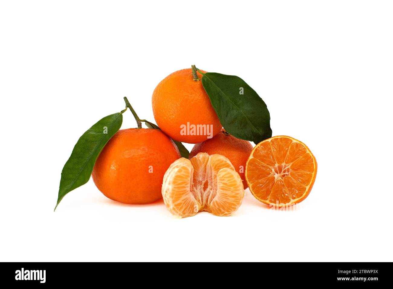 Mandarino, clementine o mandarino con foglie verdi, segmenti sbucciati e agrumi tagliati a metà, isolati di fronte su bianco Foto Stock