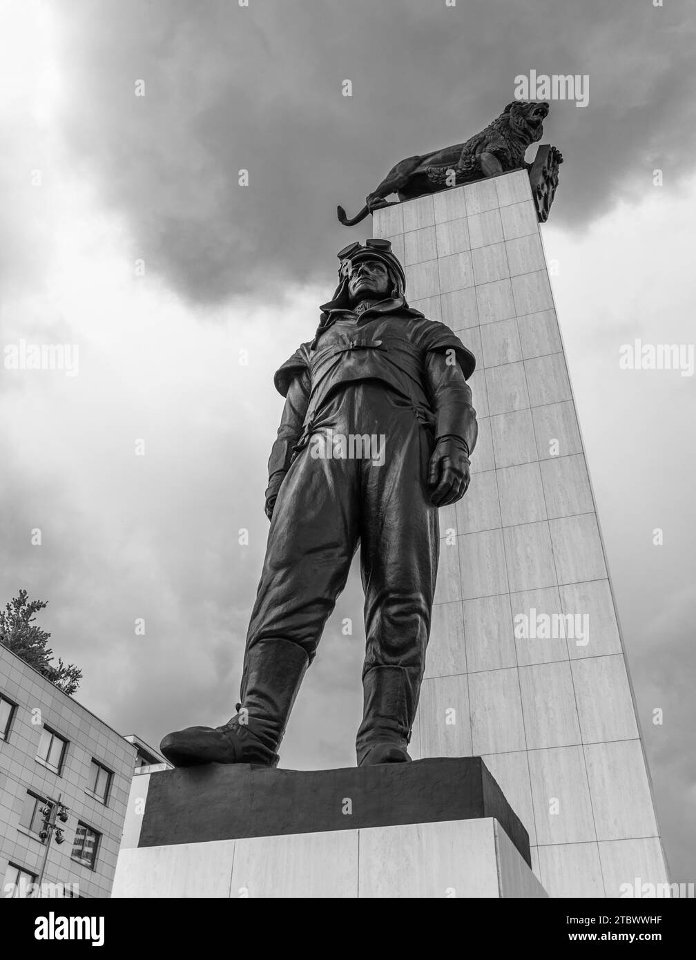 Una foto in bianco e nero della statua di Milano Rastislav Stefanik Foto Stock