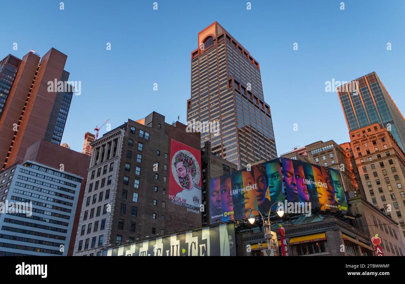 Una foto di alcuni edifici nel centro di Manhattan che mostra un annuncio pubblicitario e un graffito su Mohamed Salah Foto Stock