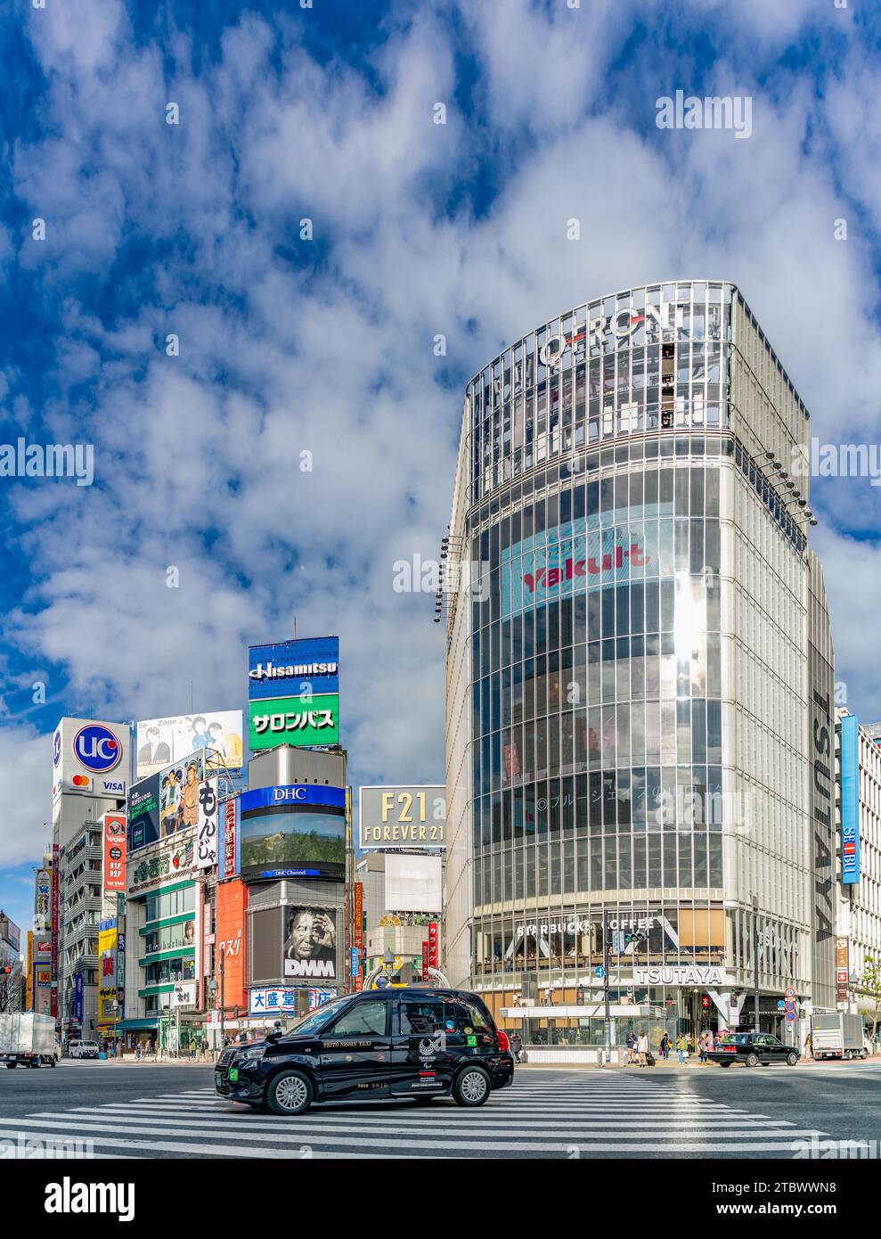Una foto di un taxi, o taxi, che passa attraverso lo Shibuya Crossing, a Tokyo Foto Stock