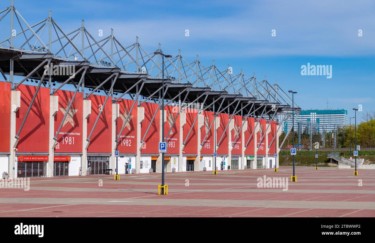 Una foto del parcheggio e della facciata del Widzew 'od' Stadio, per la squadra di calcio polacca Foto Stock