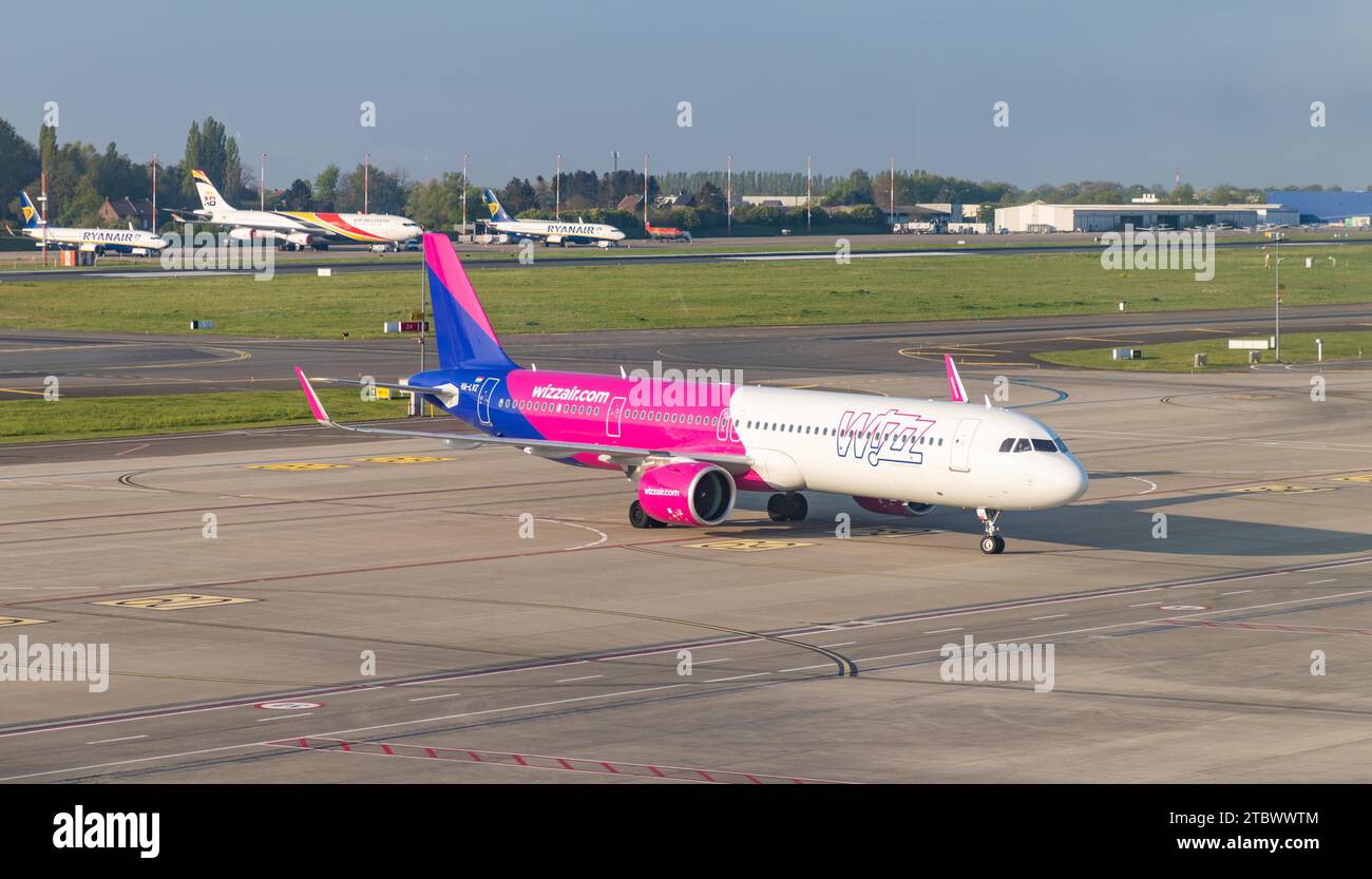 Una foto di un aereo Wizz Air che ruba all'aeroporto di Charleroi Foto Stock