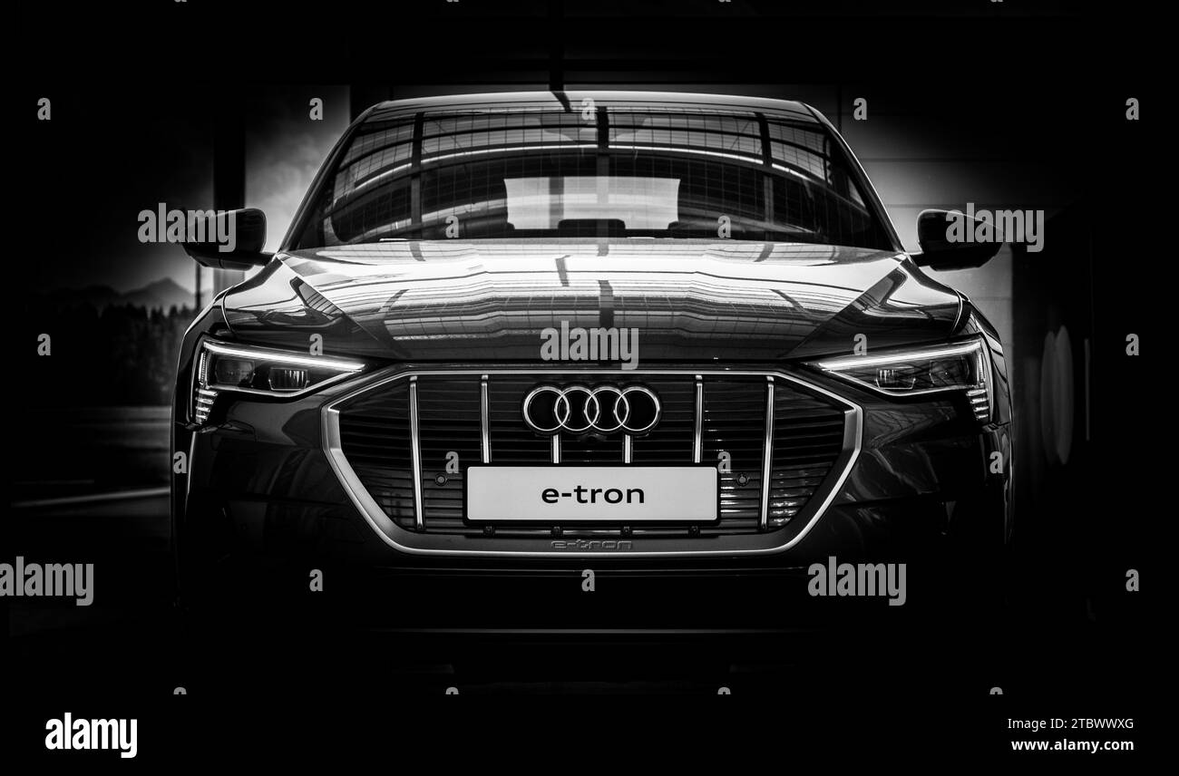 Un'immagine in bianco e nero della parte anteriore di un'Audi e-tron 55 quattro Foto Stock