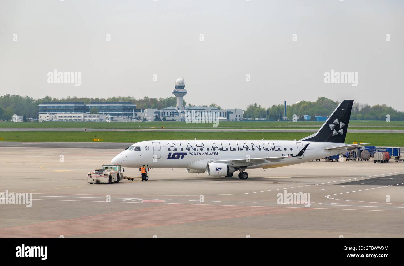 Una foto di un aereo Star Alliance, LOT Polish Airlines che ruba sull'aeroporto Chopin, a Varsavia Foto Stock