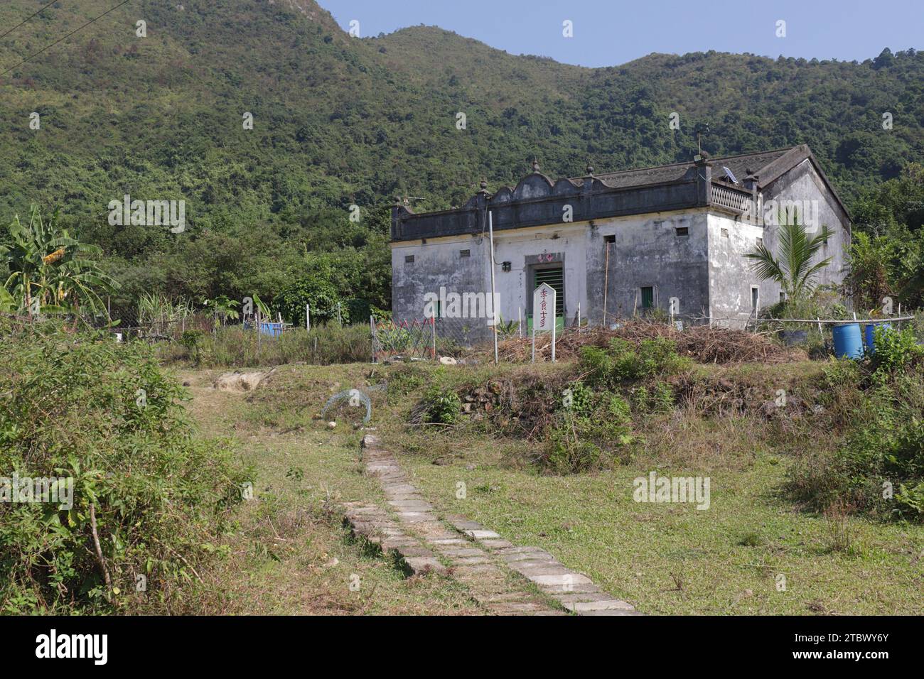 Casa del villaggio vicino al villaggio di Kuk po, New Territories nord-est, Hong Kong, Cina dicembre 2023 Foto Stock