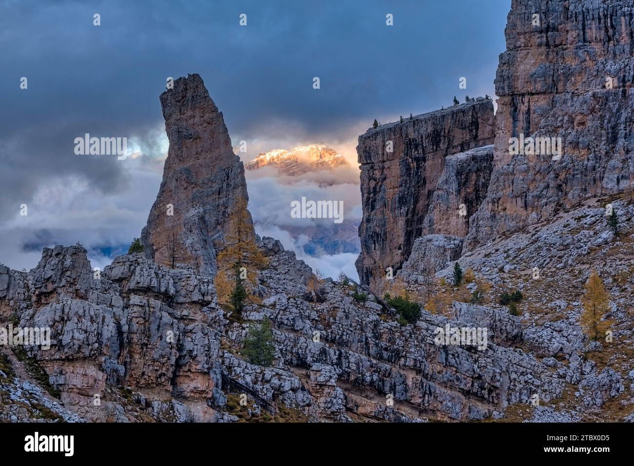 Torre inglese, parte della formazione rocciosa cinque Torri, al tramonto in autunno, la vetta di Punta Sorapiss in lontananza. Foto Stock