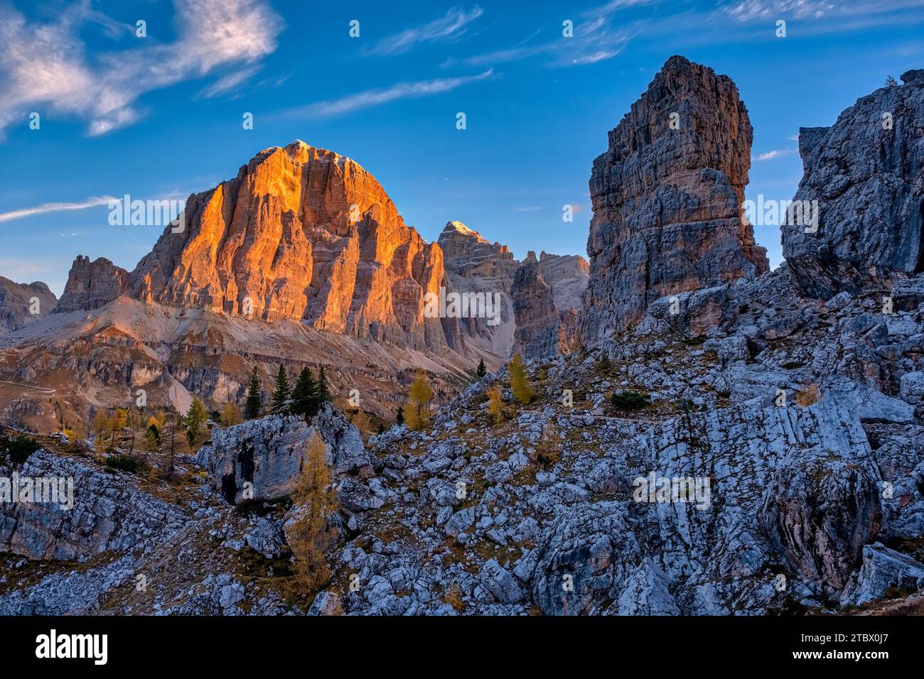 La formazione rocciosa Tofana, illuminata all'alba, vista dalla formazione rocciosa cinque Torri. Foto Stock