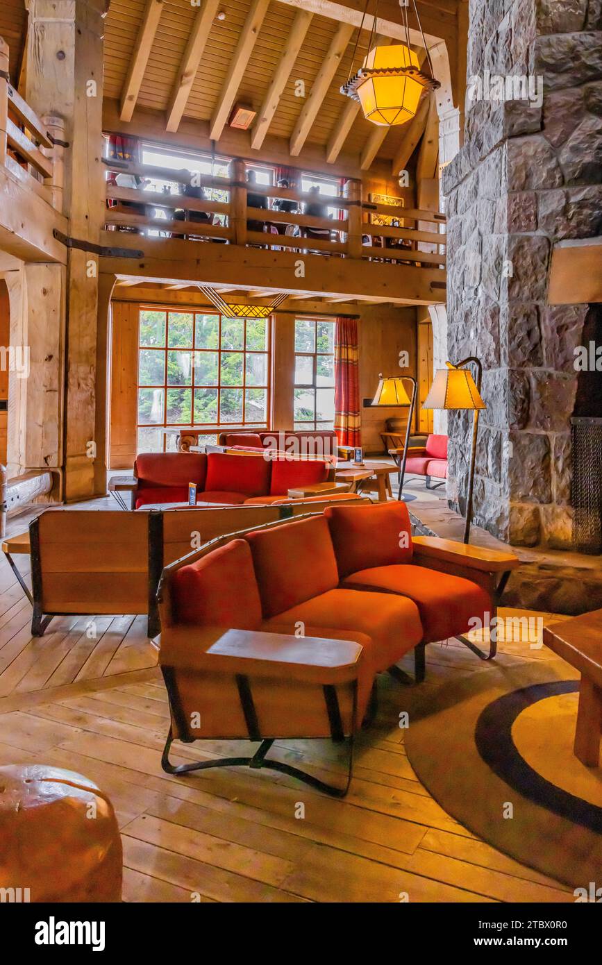 La bella e rustica lobby principale del Timberline Lodge sul Monte Hood, Mt. Hood National Forest, Oregon, USA Foto Stock
