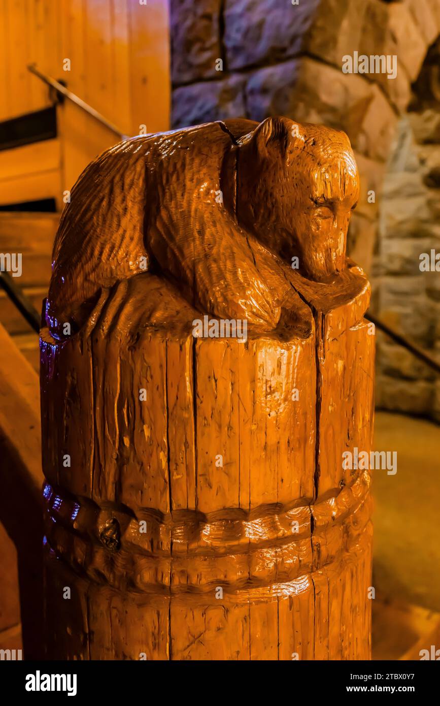 Orso scolpito in posta nello storico Timberline Lodge sul Monte Hood, Mt. Hood National Forest, Oregon, USA Foto Stock