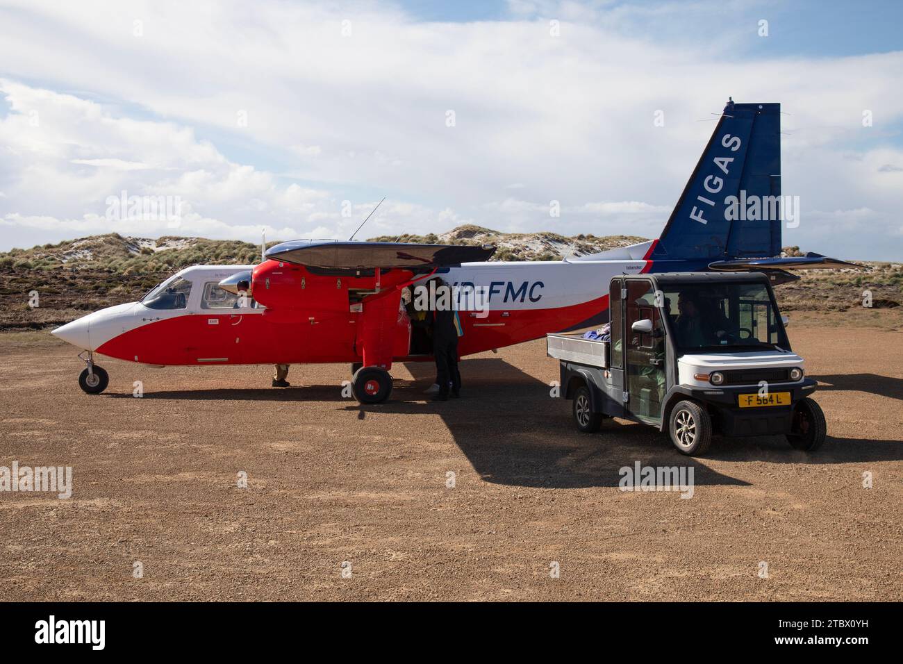 A Falkland Islands Government Air Service, FIGAS, Britten Norman Islander Aircraft, VP-FMC, a Sea Lion Island, Isole Falkland. Foto Stock