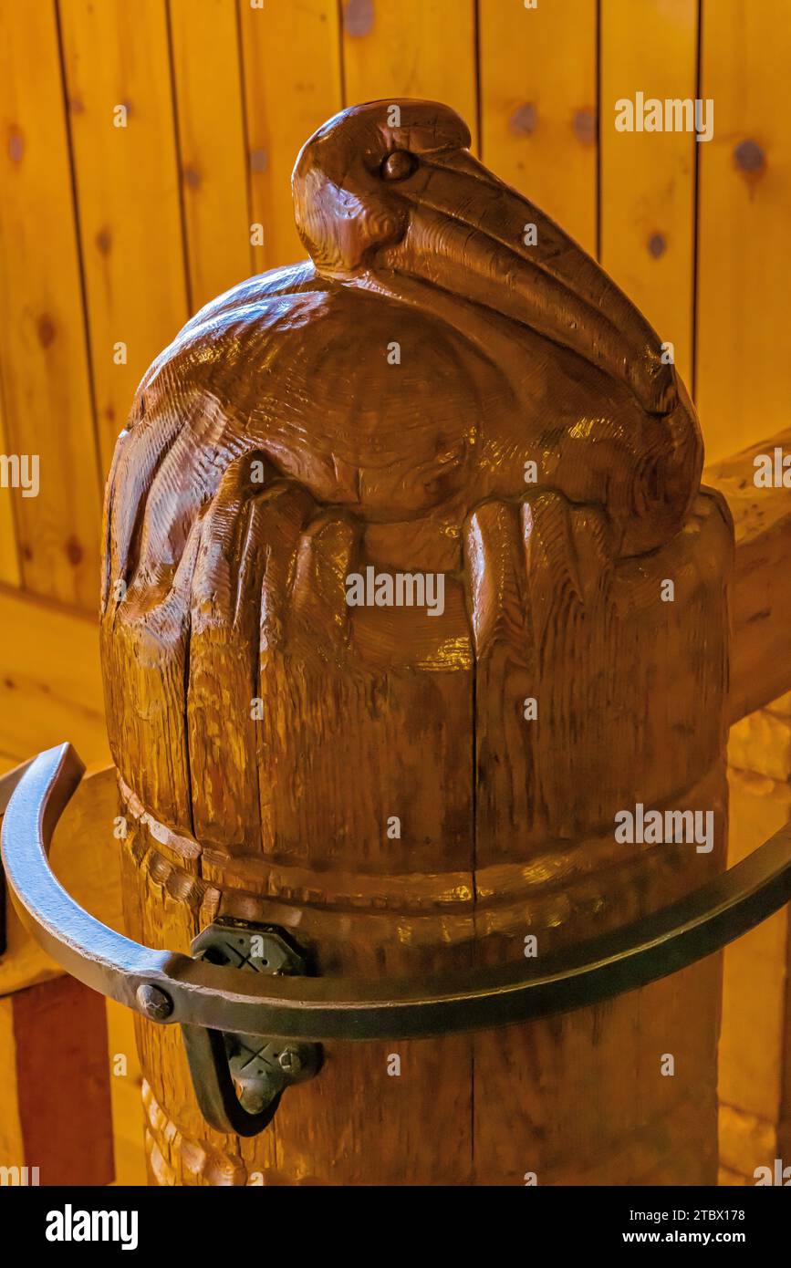 Il pellicano newell post scolpito nel Timberline Lodge sul monte Hood, Mt. Hood National Forest, Oregon, USA Foto Stock