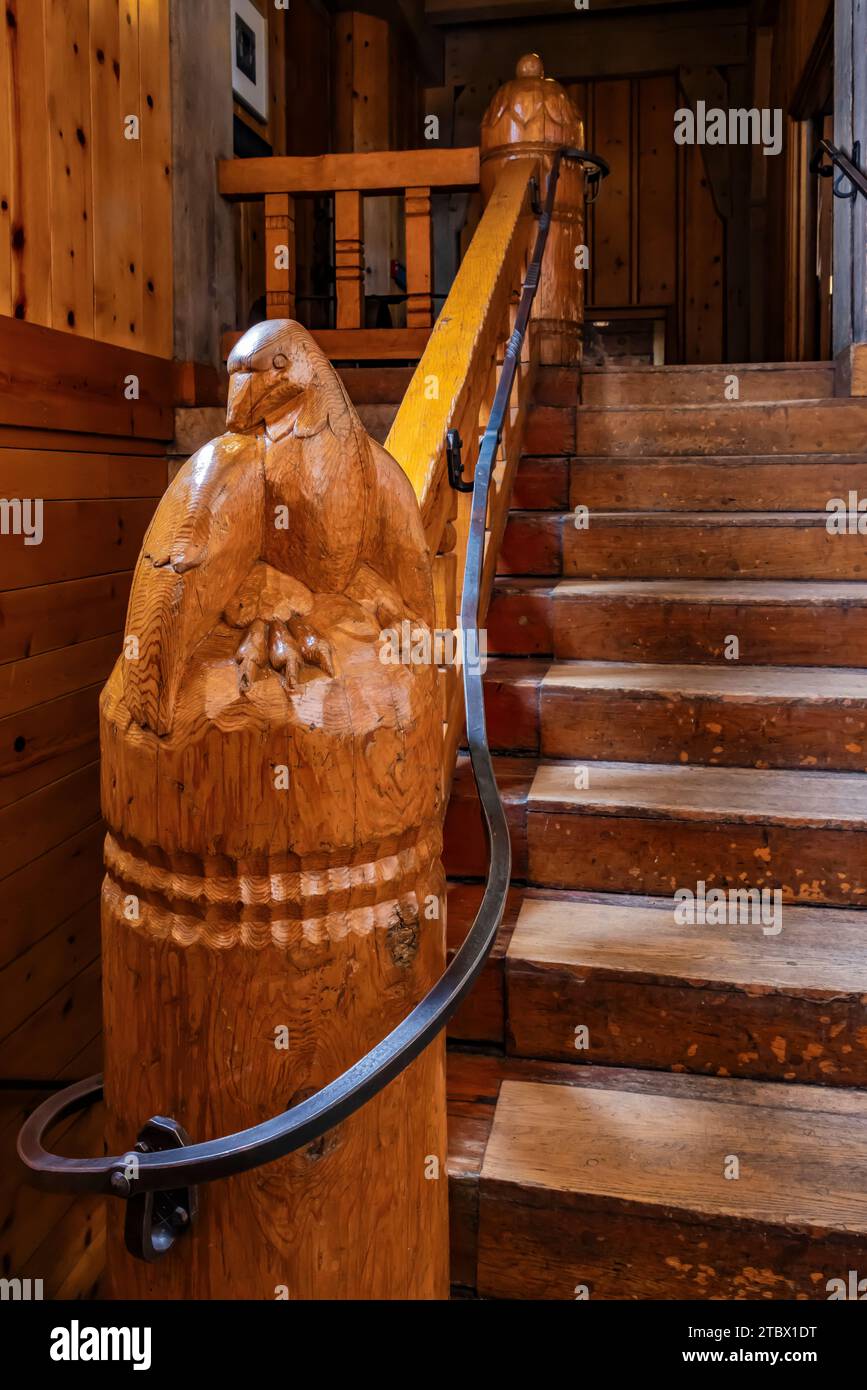 Aquila calva scolpita su un palo newell sulle scale del Timberline Lodge sul Monte Hood, Mt. Hood National Forest, Oregon, USA Foto Stock