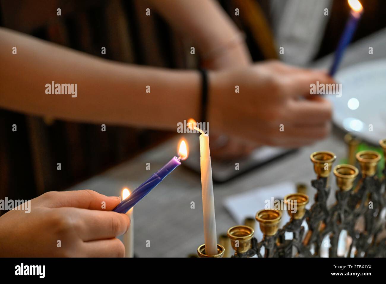 Bellissima scena festiva ebraica di Hannukah - illuminazione delle candele della menorah Foto Stock