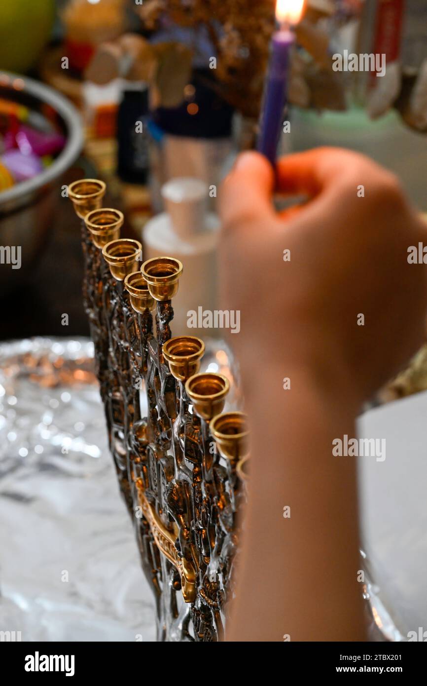 Bellissima scena festiva ebraica di Hannukah - illuminazione delle candele della menorah Foto Stock