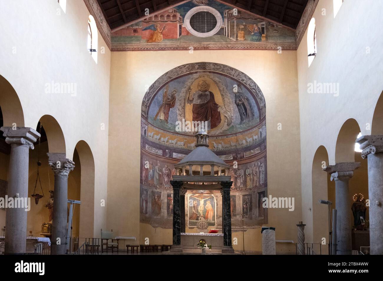 Navata centrale dell'antica chiesa romana di San Saba costruita nel VII secolo. Roma, Italia - 26 marzo 2022. Foto Stock