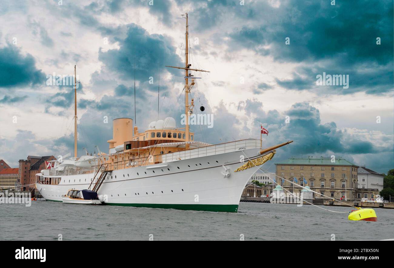 Lo yacht reale della regina danese ormeggiato al porto di Copenaghen Foto Stock