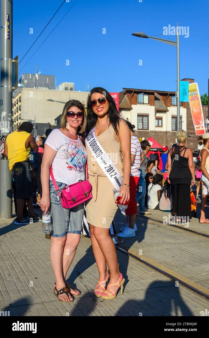 Toronto, Canada - 14 febbraio 2013: Scena diurna di salsa su Saint Clair Avenue West. Tradizionale festival estivo annuale latino-americano. Foto Stock