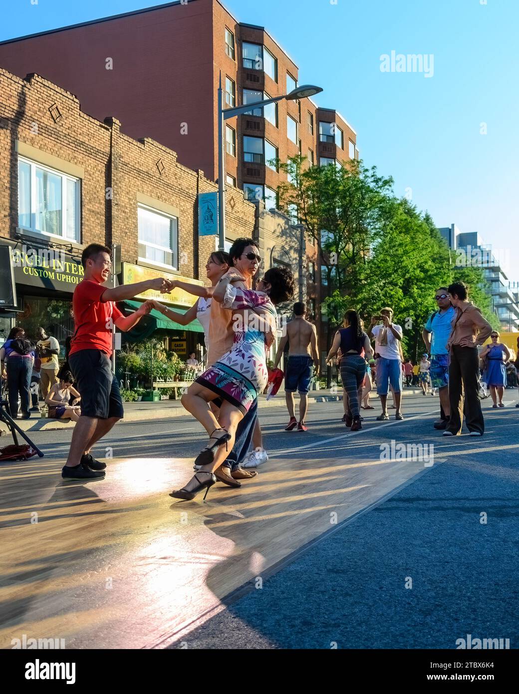 Toronto, Canada - 14 febbraio 2013: Scena diurna di salsa su Saint Clair Avenue West. Tradizionale festival estivo annuale latino-americano. Foto Stock