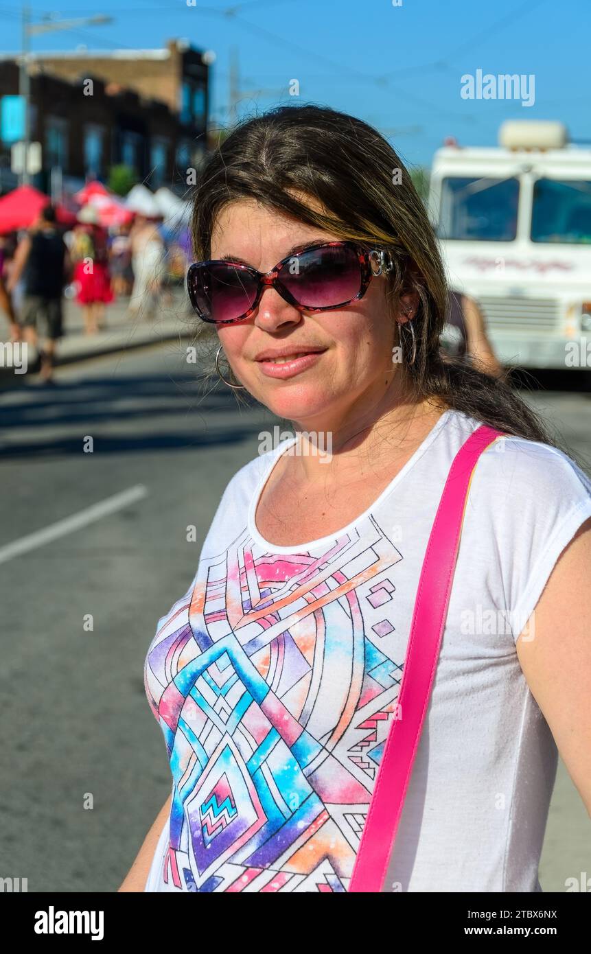 Toronto, Canada - 14 febbraio 2013: Ritratto della donna latinoamericana durante la salsa su St. Clair Avenue West. Foto Stock