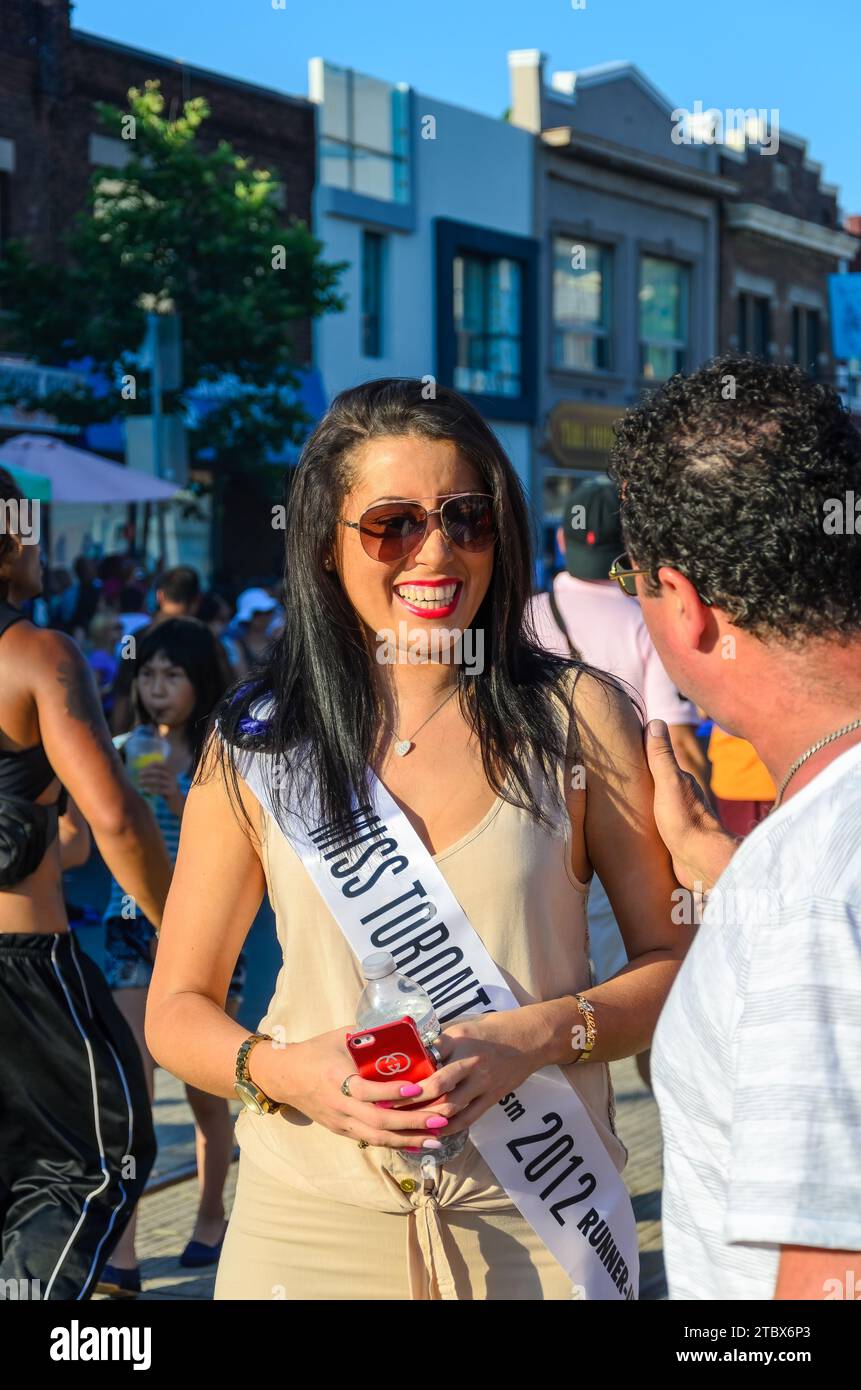 Toronto, Canada - 14 febbraio 2013: Scena diurna di salsa su Saint Clair Avenue West. Tradizionale festival estivo annuale latino-americano. Foto Stock