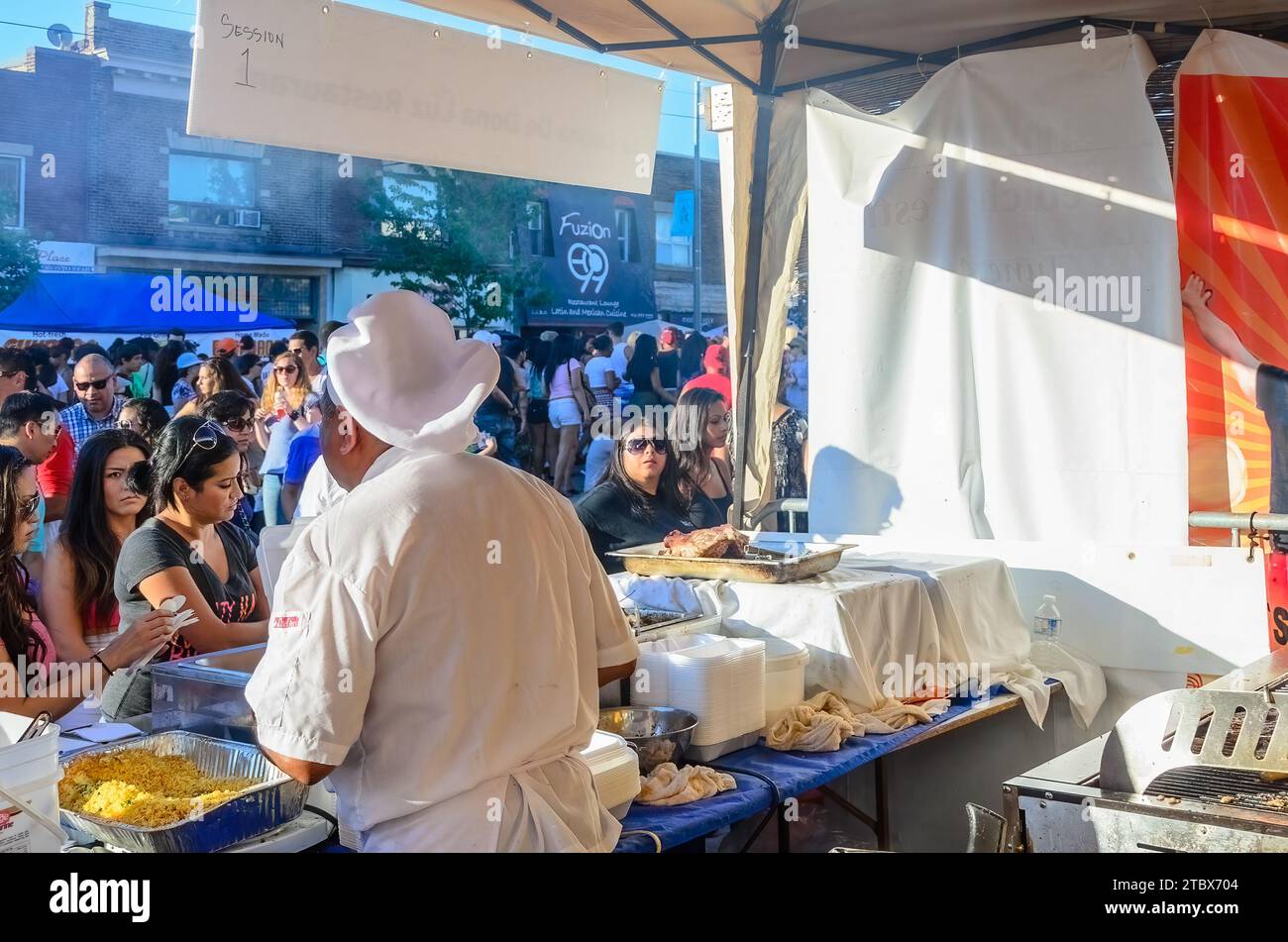 Chef latino-americano che serve cibo su un chiosco durante la salsa su St. Clair Traditional Festival, Toronto, Canada Foto Stock