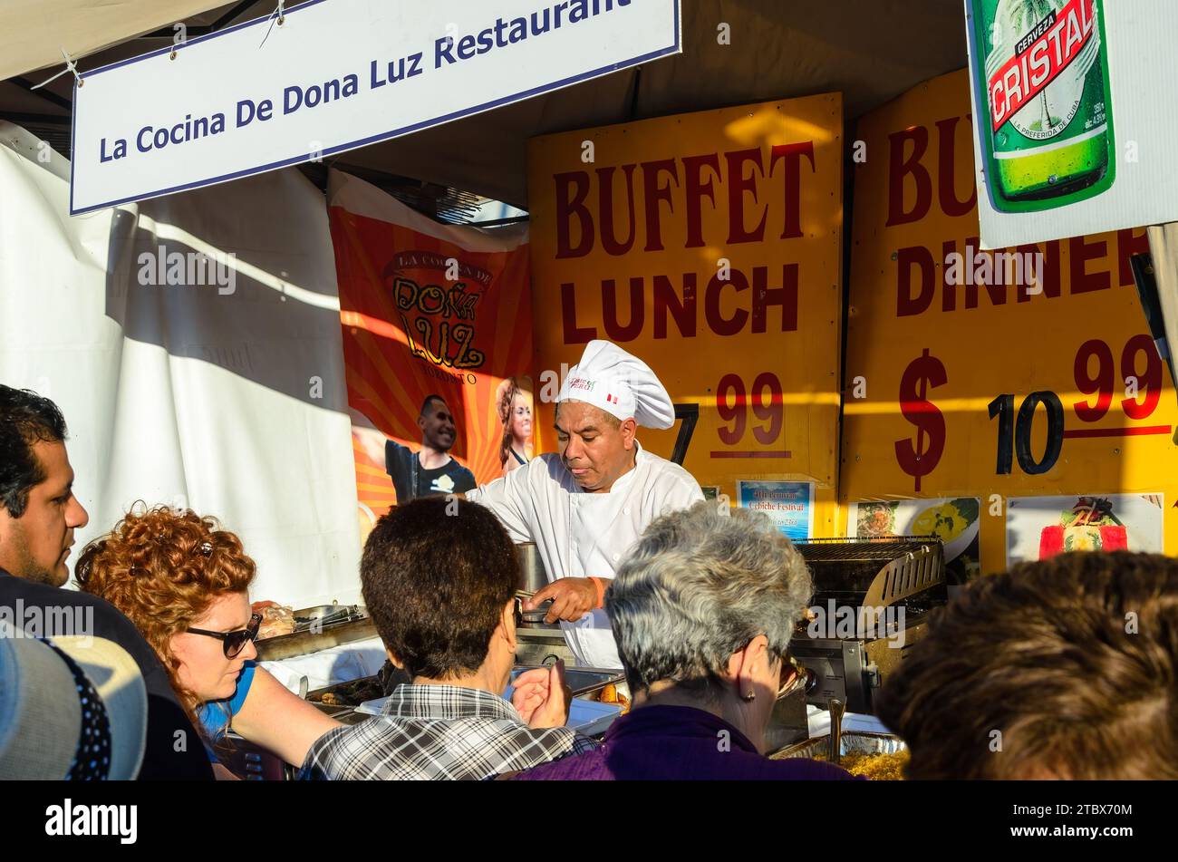 Chef latino-americano che serve cibo su un chiosco durante la salsa su St. Clair Traditional Festival, Toronto, Canada Foto Stock