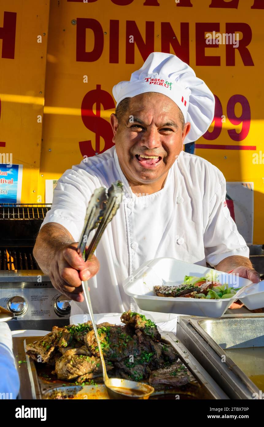 Chef latino-americano che serve cibo su un chiosco durante la salsa su St. Clair Traditional Festival, Toronto, Canada Foto Stock