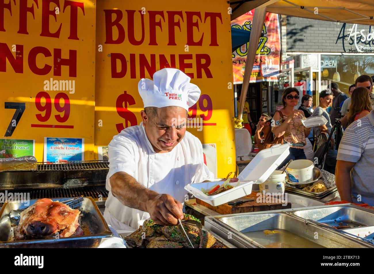 Chef latino-americano che serve cibo su un chiosco durante la salsa su St. Clair Traditional Festival, Toronto, Canada Foto Stock